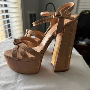 Beautiful straps sexy platform hills, ready for holiday